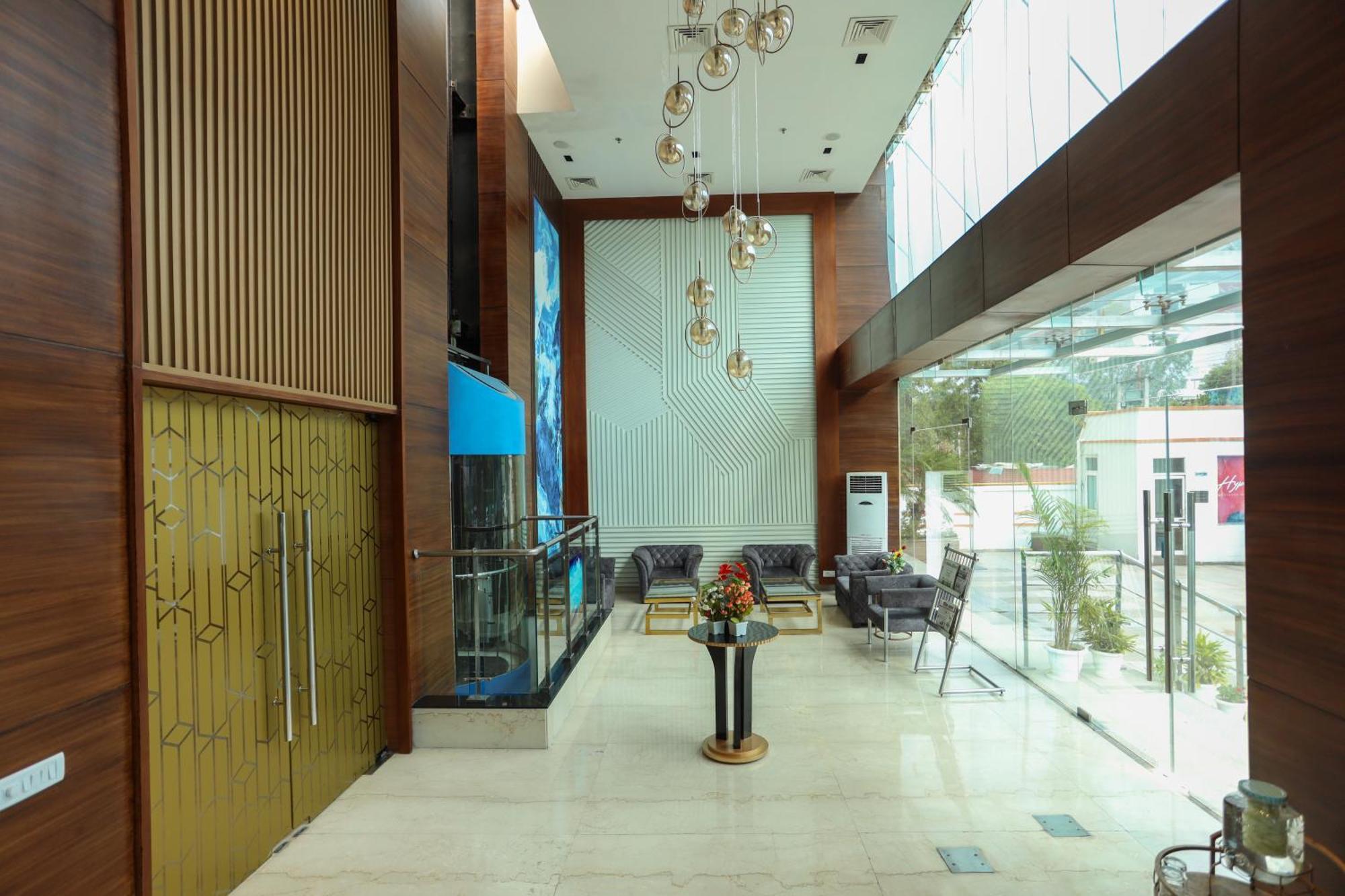 Hyphen Business Hotel Noida Eksteriør billede