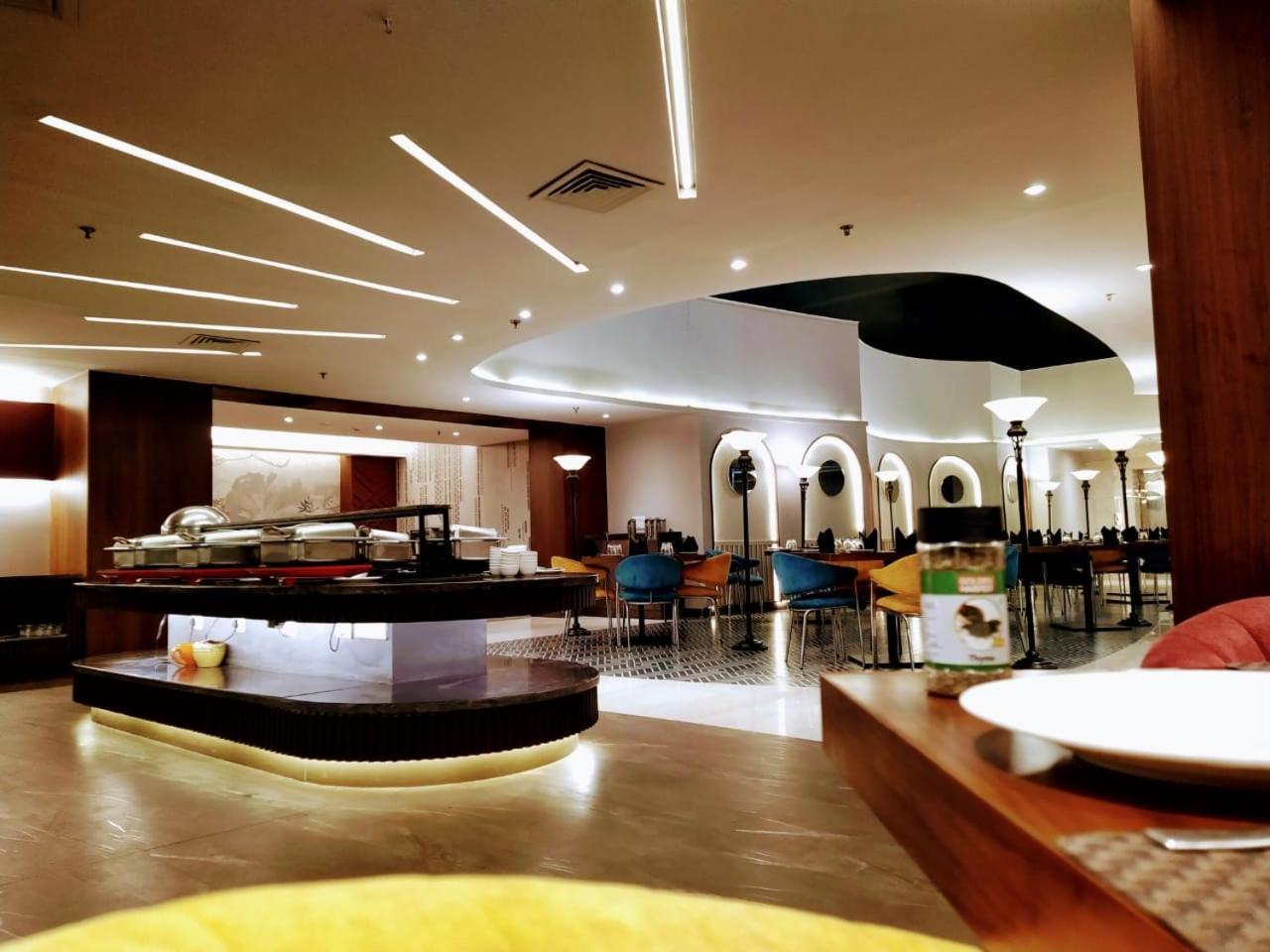 Hyphen Business Hotel Noida Eksteriør billede