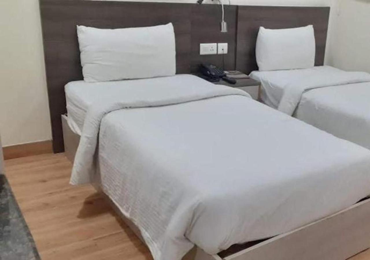 Hyphen Business Hotel Noida Eksteriør billede