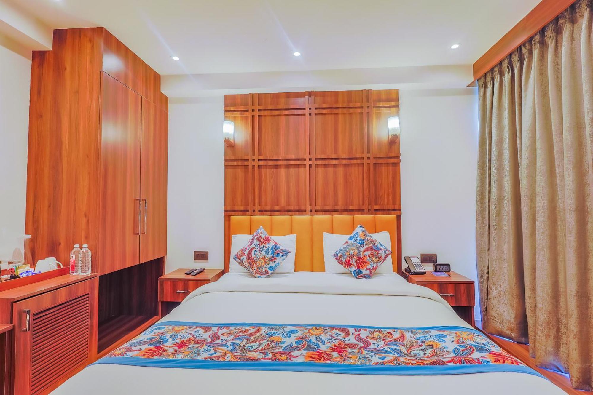 Hyphen Business Hotel Noida Eksteriør billede
