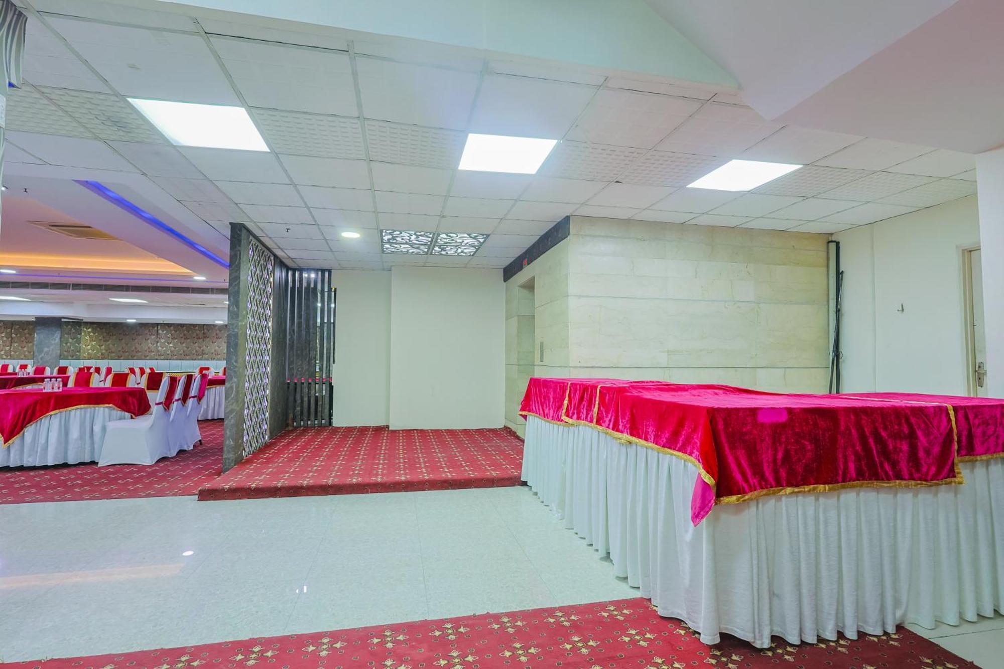 Hyphen Business Hotel Noida Eksteriør billede